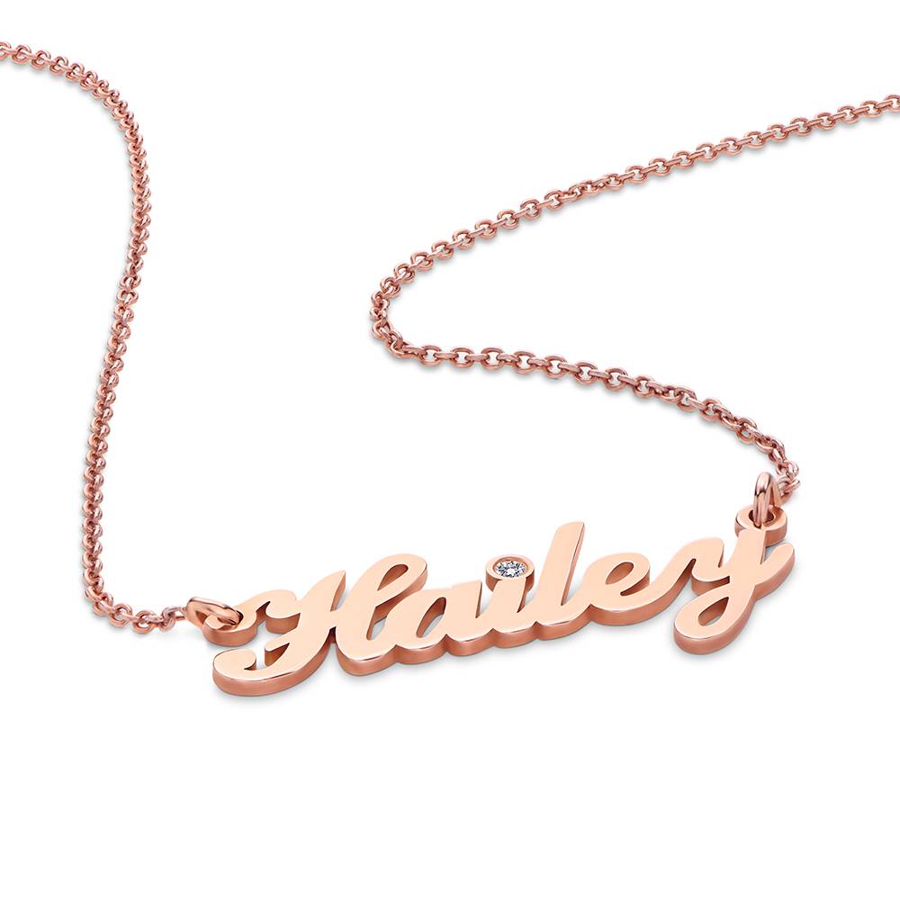 Collar con Nombre Hollywood Pequeño con 0.02ct Diamante en Chapa de Oro Rosa-3 Collar con Nombre Hollywood Pequeño con 0.02ct Diamante en Chapa de Oro Rosa-3 foto de producto