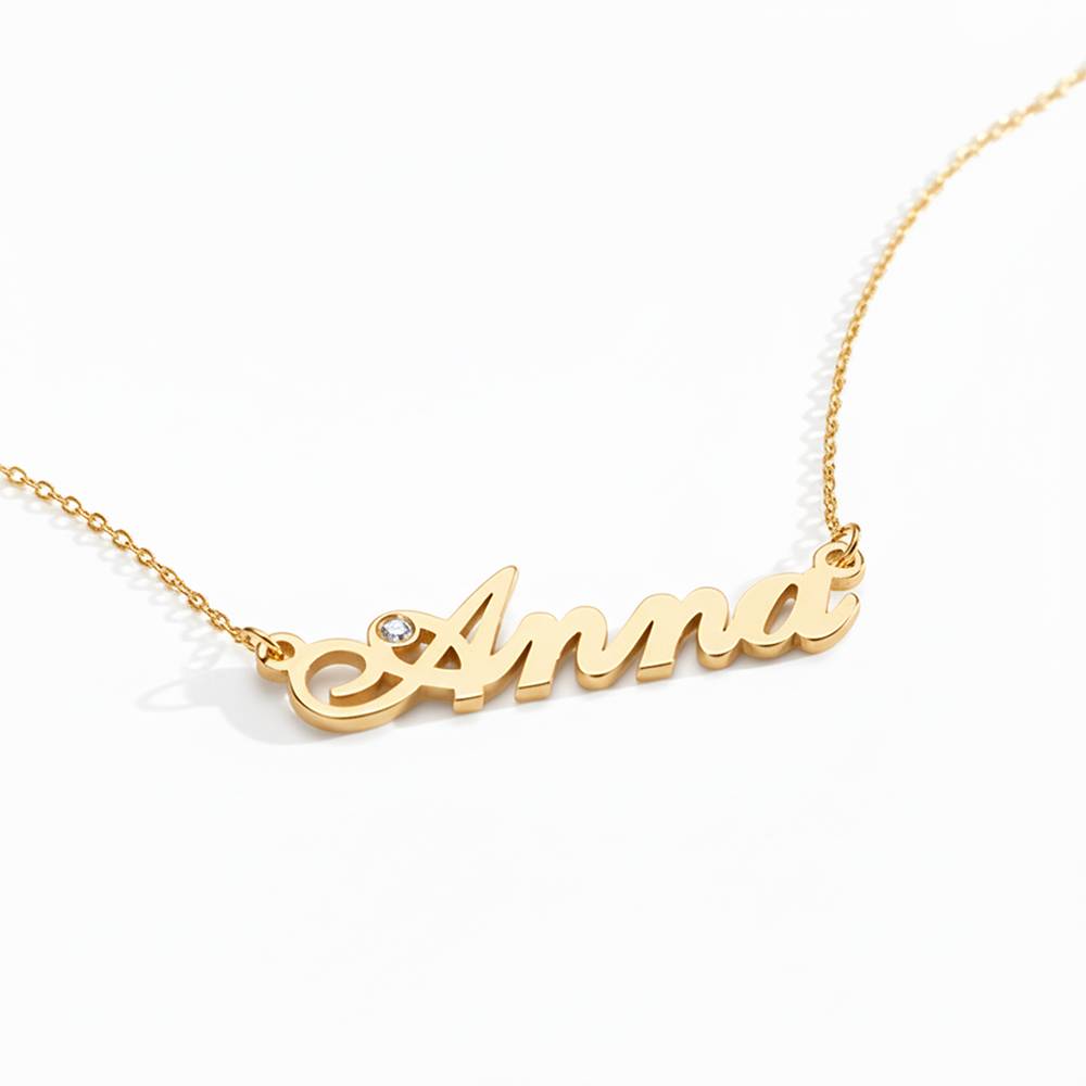 Collar con Nombre Hollywood Pequeño con 0.02ct Diamante en Baño de Oro-3 Collar con Nombre Hollywood Pequeño con 0.02ct Diamante en Baño de Oro-3 foto de producto
