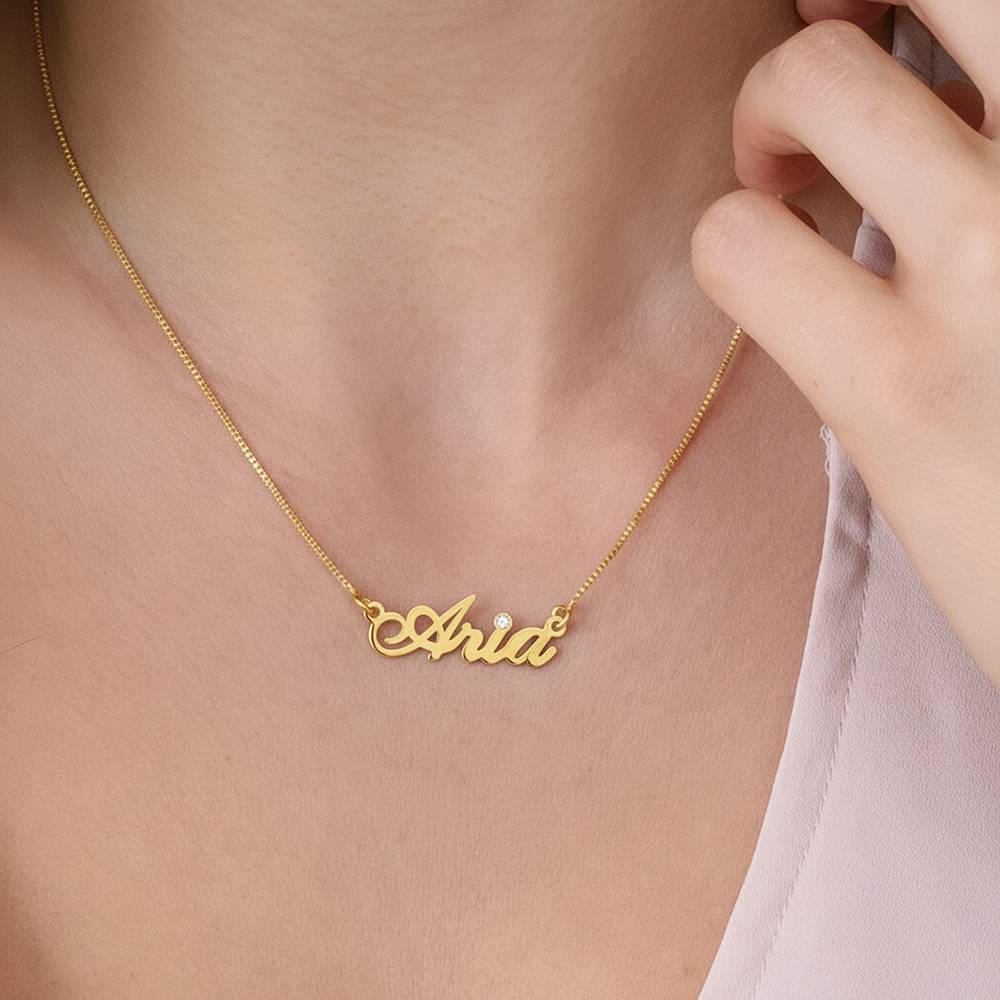 Collar con Nombre Hollywood Pequeño con 0.02ct Diamante en Baño de Oro-4 Collar con Nombre Hollywood Pequeño con 0.02ct Diamante en Baño de Oro-4 foto de producto