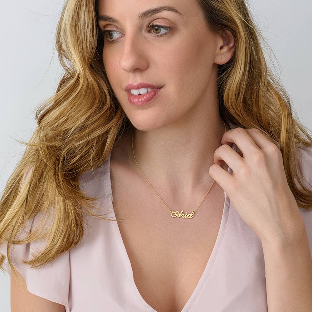 Collar con Nombre Hollywood Pequeño con 0.02ct Diamante en Baño de Oro-2 Collar con Nombre Hollywood Pequeño con 0.02ct Diamante en Baño de Oro-2 foto de producto