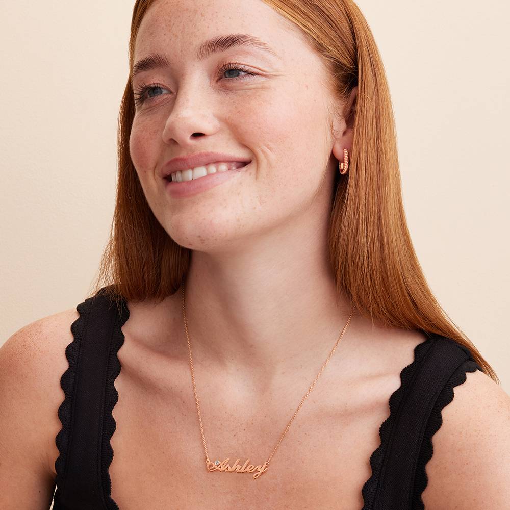 Collar con Nombre Hollywood Pequeño con 0.05ct Diamante en Chapa de Oro Rosa-3 Collar con Nombre Hollywood Pequeño con 0.05ct Diamante en Chapa de Oro Rosa-3 foto de producto