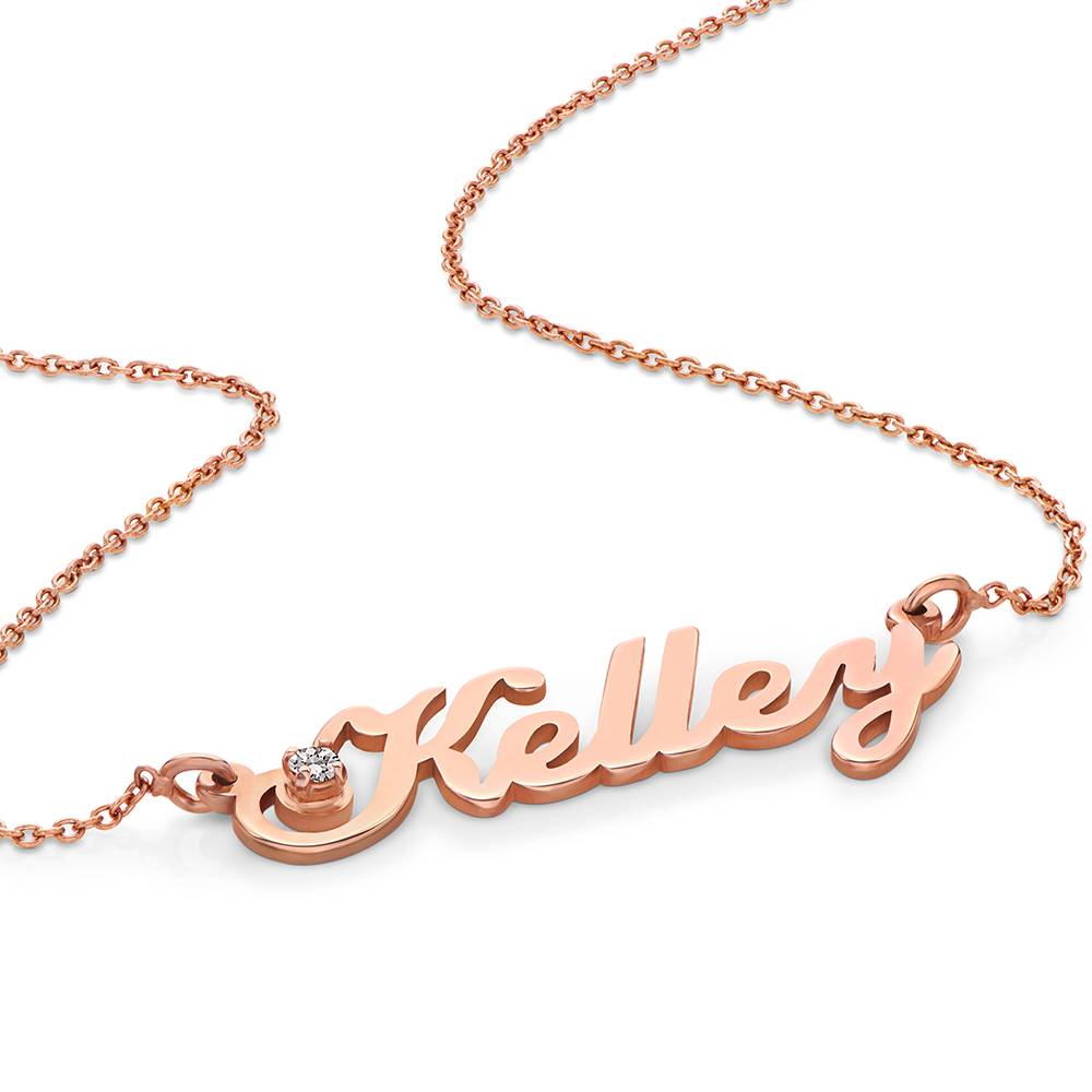 Collar con Nombre Hollywood Pequeño con 0.05ct Diamante en Chapa de Oro Rosa-5 Collar con Nombre Hollywood Pequeño con 0.05ct Diamante en Chapa de Oro Rosa-5 foto de producto