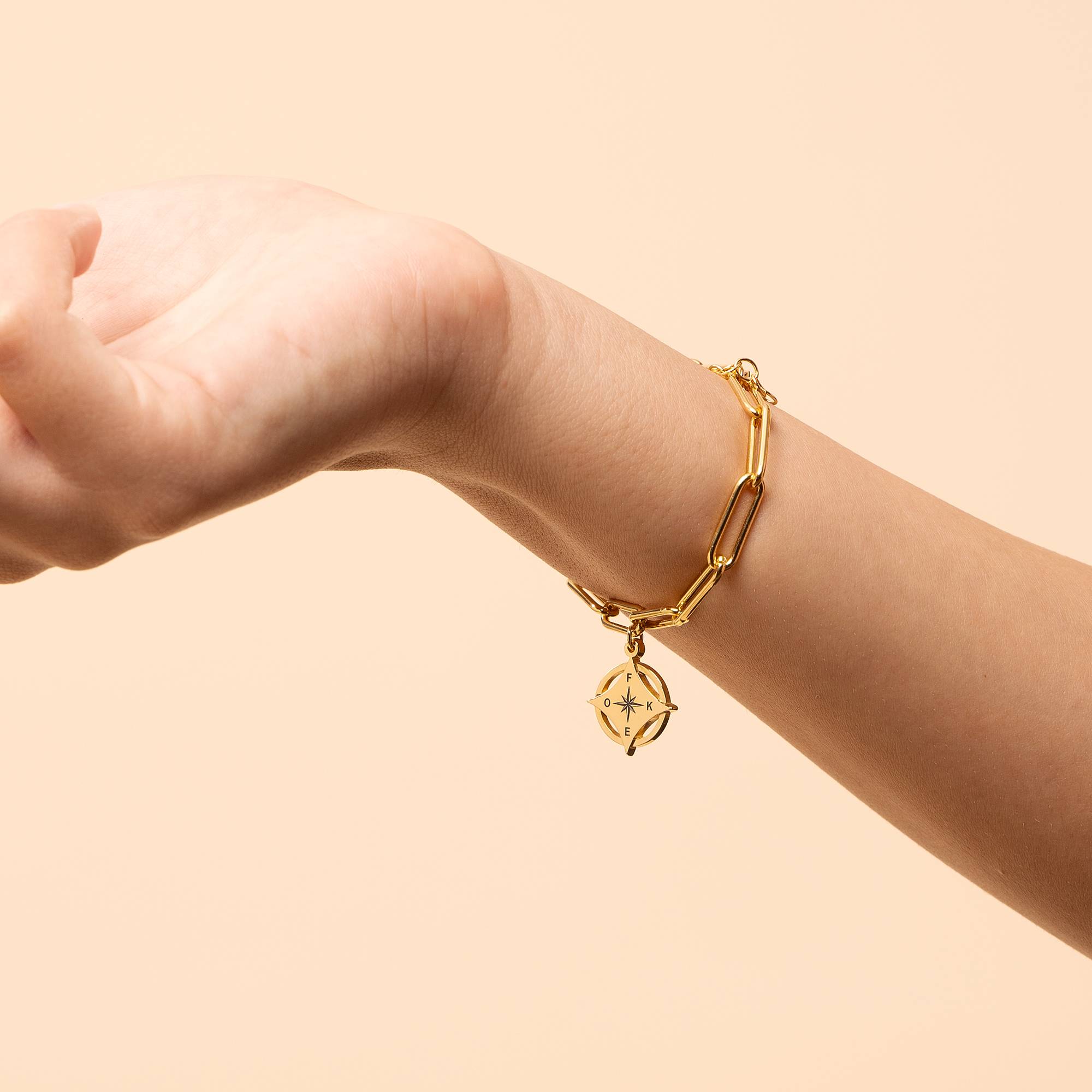 Pulsera de Brújula con Inicial Kaia en Vermeil de Oro-2 Pulsera de Brújula con Inicial Kaia en Vermeil de Oro-2 foto de producto