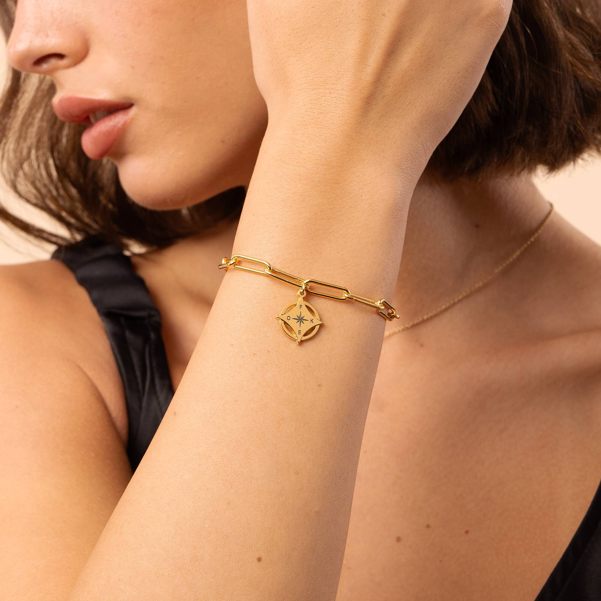 Pulsera de Brújula con Inicial Kaia en Vermeil de Oro-3 Pulsera de Brújula con Inicial Kaia en Vermeil de Oro-3 foto de producto