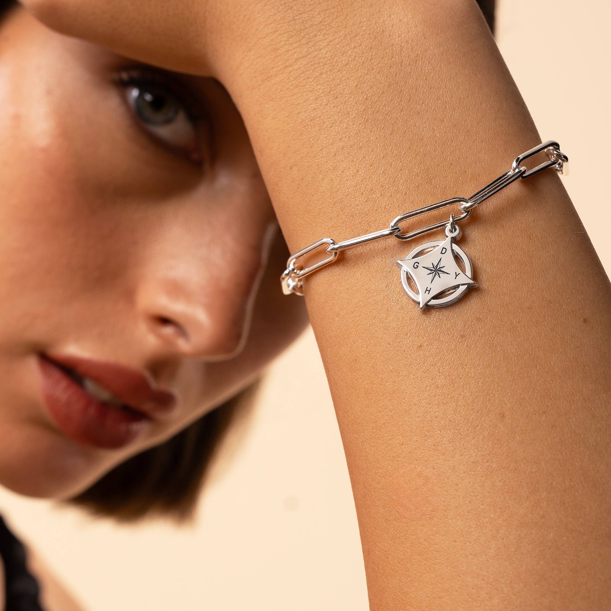 Pulsera de Brújula con Inicial Kaia  en Plata Esterlina-5 foto de producto