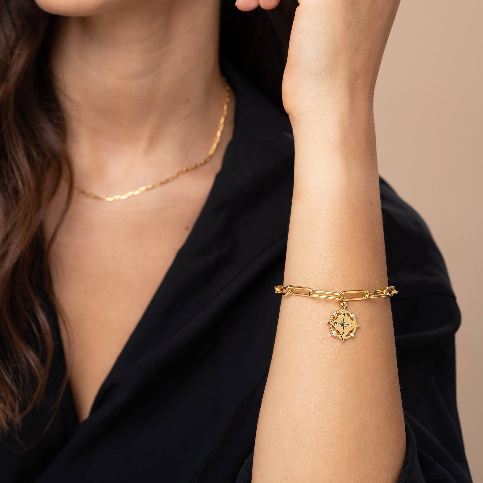 Pulsera de Brújula con Inicial Kaia y Diamantes en Chapa de Oro-1 Pulsera de Brújula con Inicial Kaia y Diamantes en Chapa de Oro-1 foto de producto