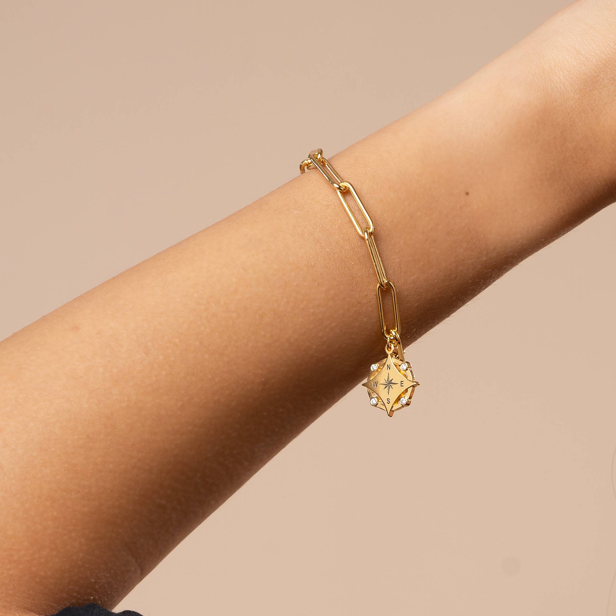 Pulsera de Brújula con Inicial Kaia y Diamantes en Chapa de Oro-5 Pulsera de Brújula con Inicial Kaia y Diamantes en Chapa de Oro-5 foto de producto