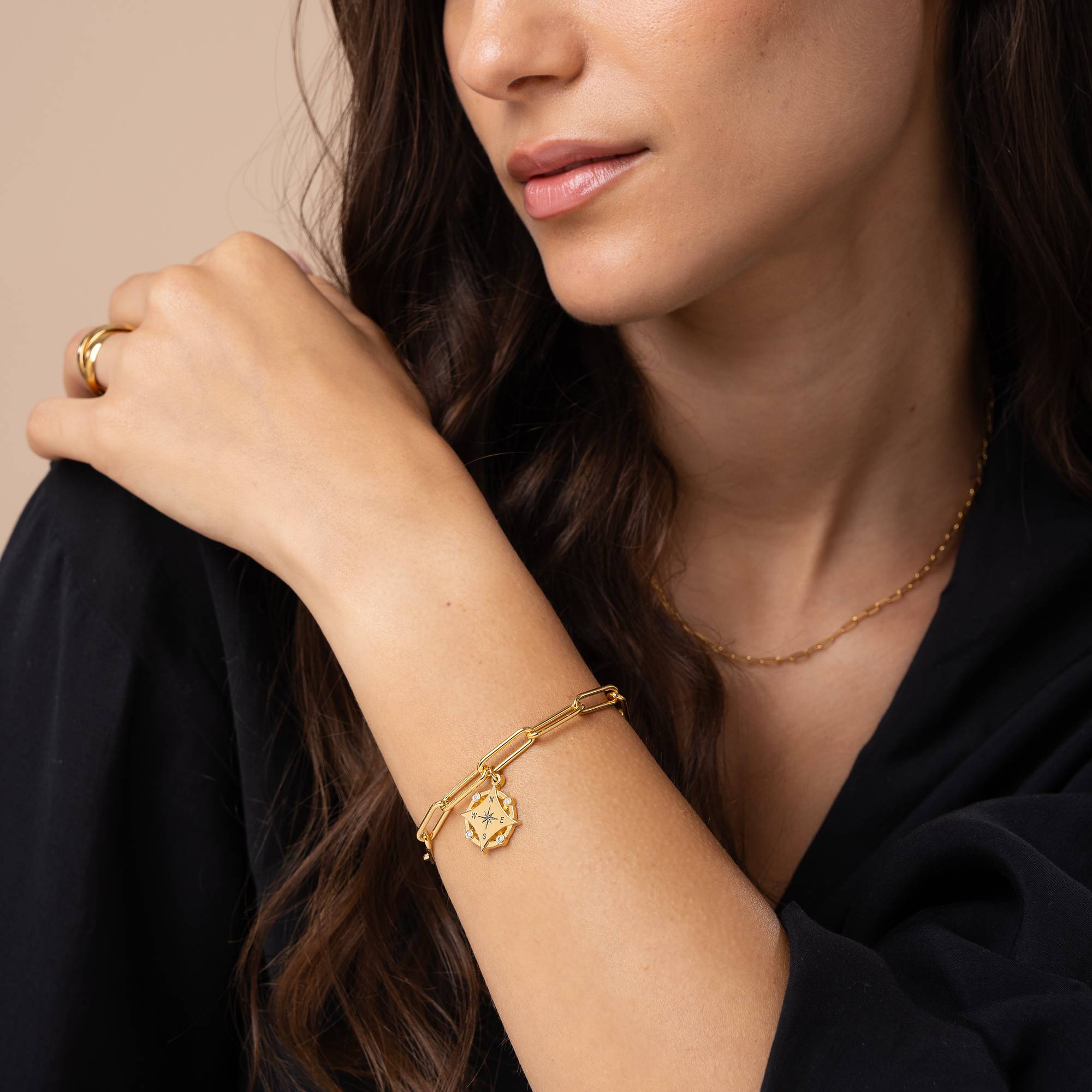 Pulsera de Brújula con Inicial Kaia y Diamantes en Vermeil de Oro-5 Pulsera de Brújula con Inicial Kaia y Diamantes en Vermeil de Oro-5 foto de producto