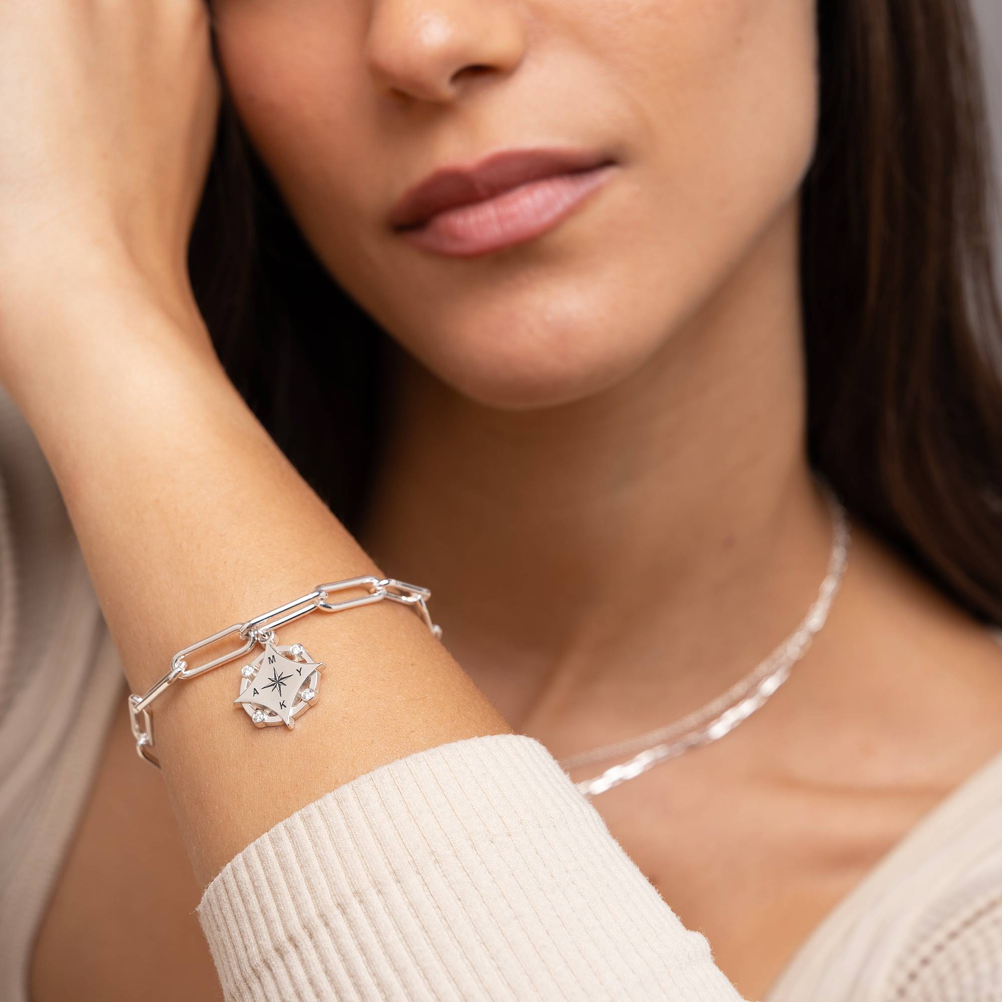 Pulsera de Brújula con Inicial Kaia y Diamantes en Plata Esterlina-4 Pulsera de Brújula con Inicial Kaia y Diamantes en Plata Esterlina-4 foto de producto