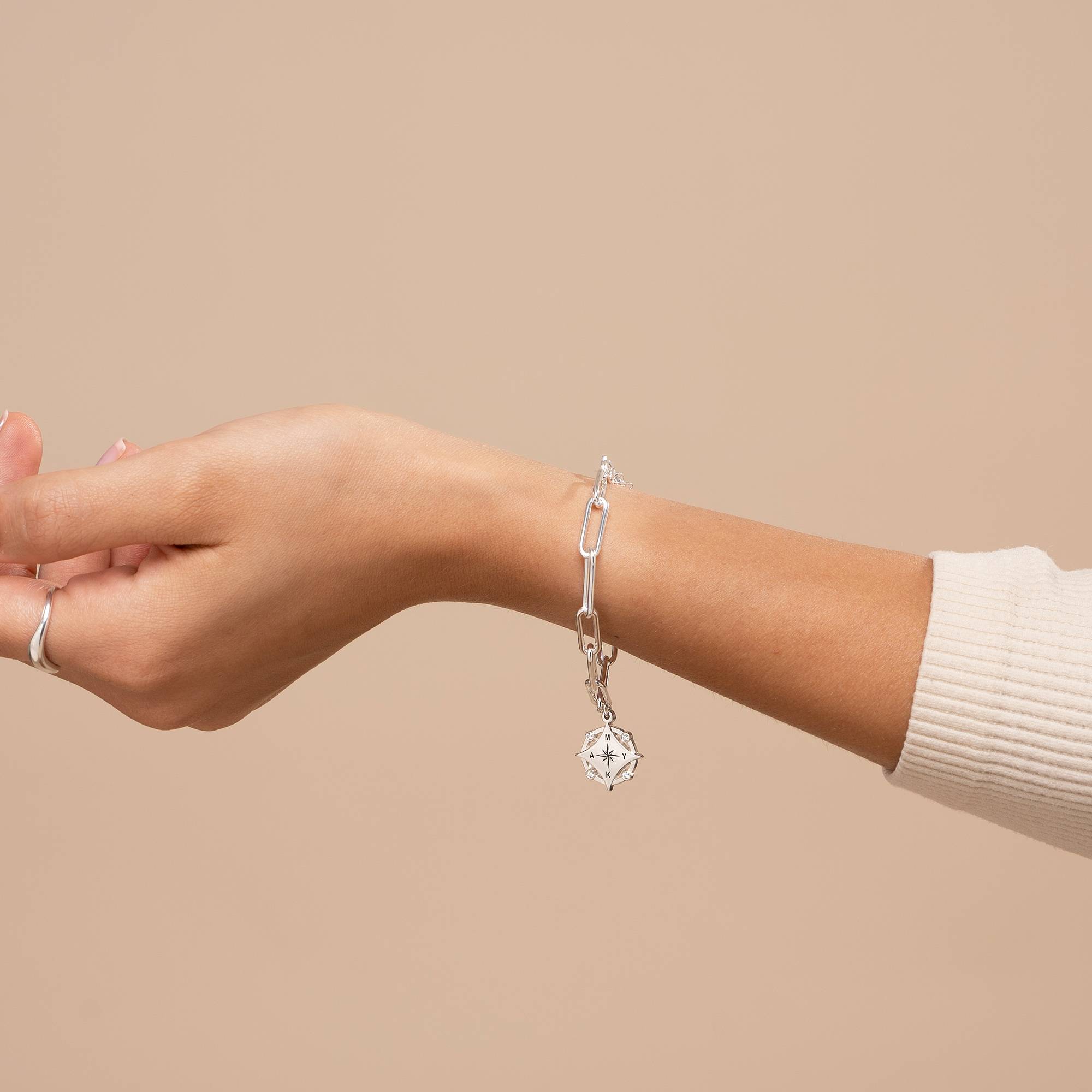 Pulsera de Brújula con Inicial Kaia y Diamantes en Plata Esterlina-1 Pulsera de Brújula con Inicial Kaia y Diamantes en Plata Esterlina-1 foto de producto