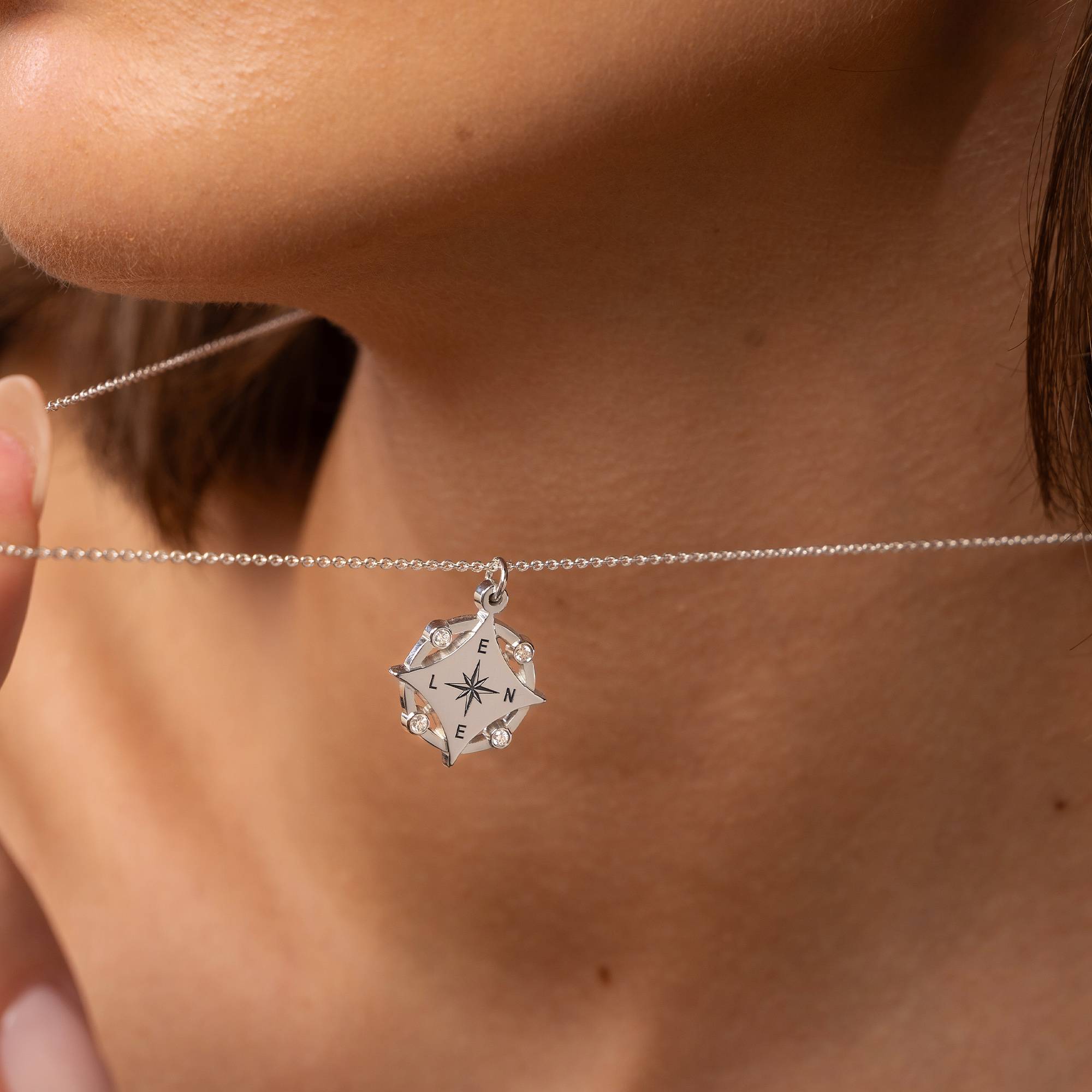 Collar de Brújula con Inicial Kaia y Diamantes en Plata Esterlina-2 foto de producto