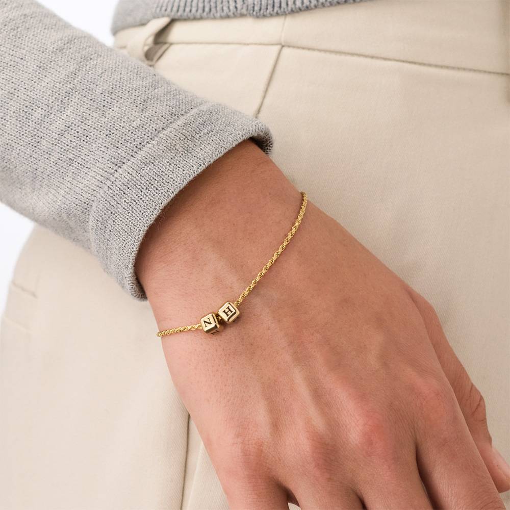 Pulsera de Cubos con Inicial Pequeños Amores en Chapa de Oro-3 foto de producto