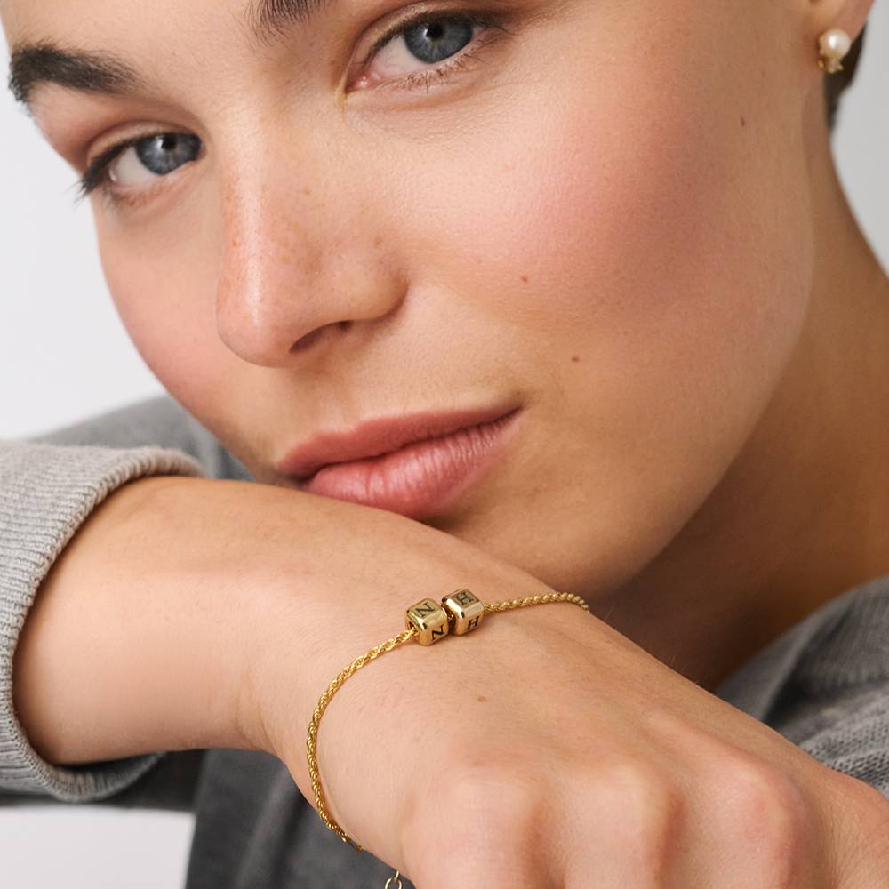 Pulsera de Cubos con Inicial Pequeños Amores en Chapa de Oro-2 foto de producto