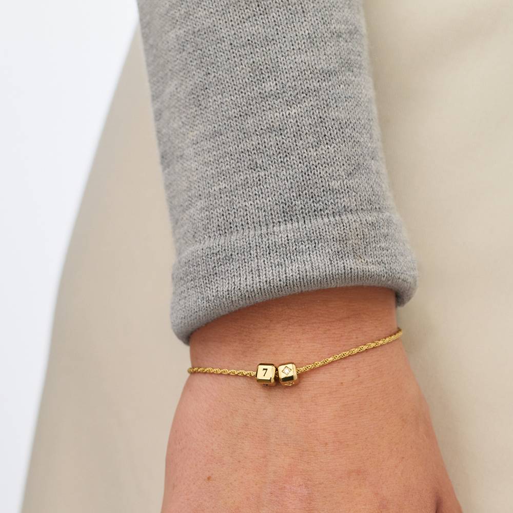 Pulsera de Cubos con Inicial Pequeños Amores en Chapa de Oro con Diamante de 0.08 CT-3 foto de producto