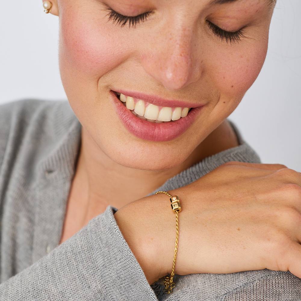 Pulsera de Cubos con Inicial Pequeños Amores en Chapa de Oro con Diamante de 0.08 CT-2 foto de producto