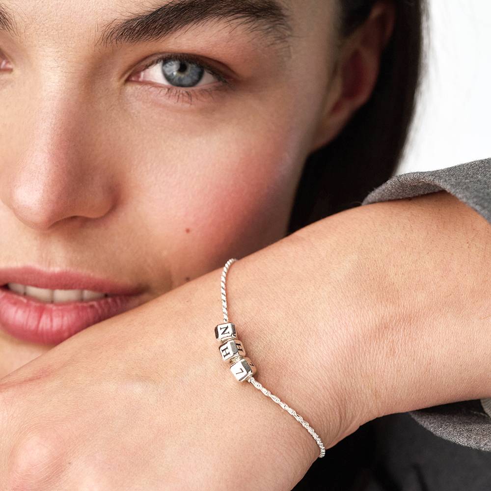Pulsera de Cubos con Inicial Pequeños Amores en Plata-2 foto de producto