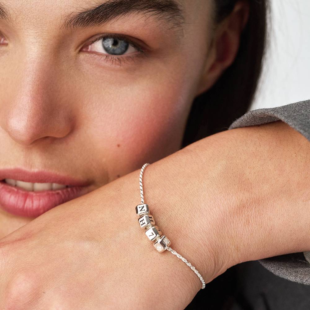 Pulsera de Cubos con Inicial Pequeños Amores en Plata con Diamante de 0.08 CT-2 foto de producto