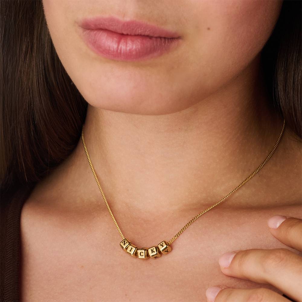 Collar de Cubos con Inicial Pequeños Amores en Chapa de Oro-3 foto de producto