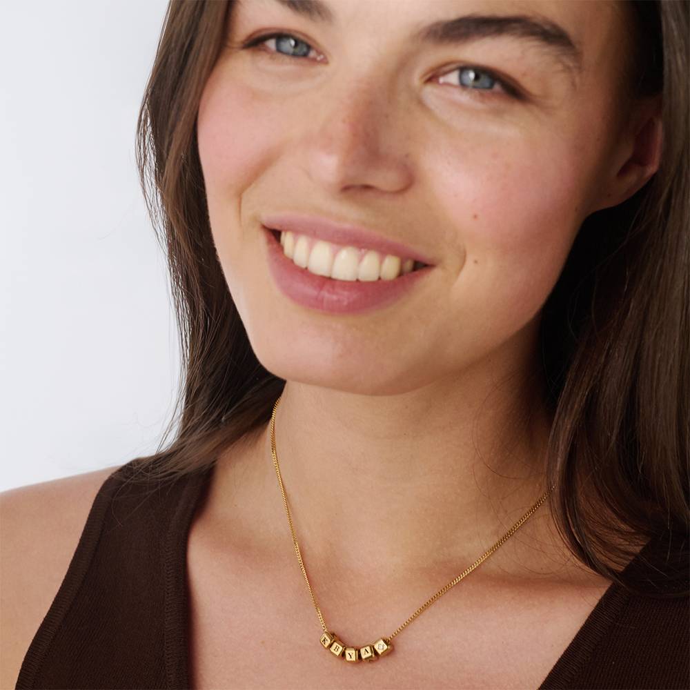 Collar de Cubos con Inicial Pequeños Amores en Chapa de Oro con Diamante de 0.08 CT-2 foto de producto