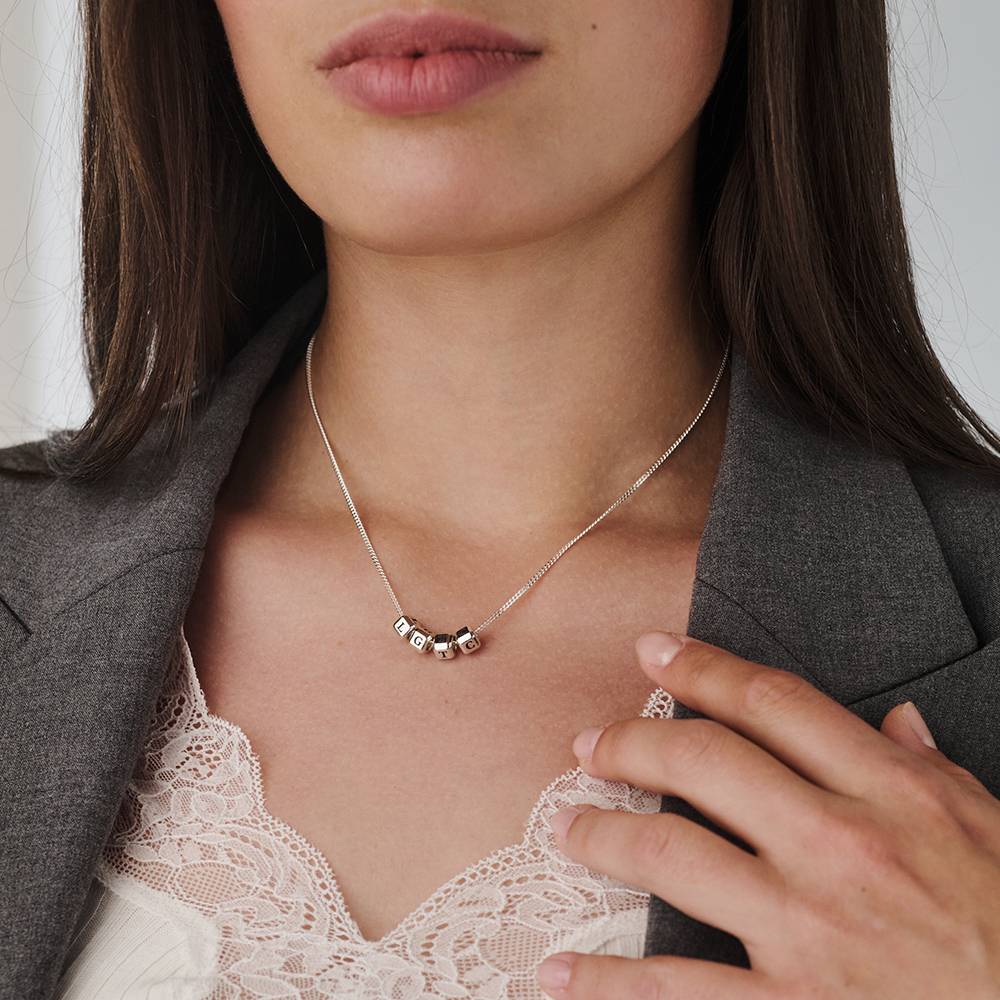 Collar de Cubos con Inicial Pequeños Amores en Plata-2 foto de producto