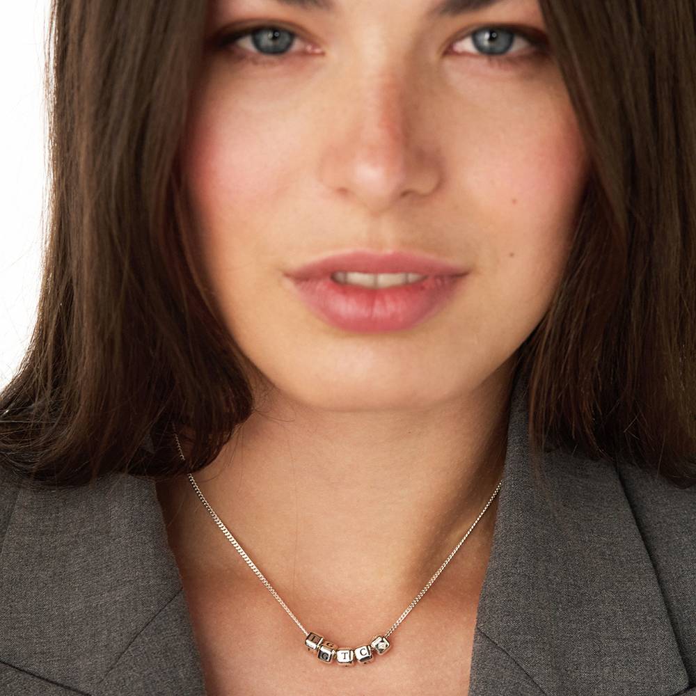 Collar de Cubos con Inicial Pequeños Amores en Plata con Diamante de 0.08 CT-2 foto de producto