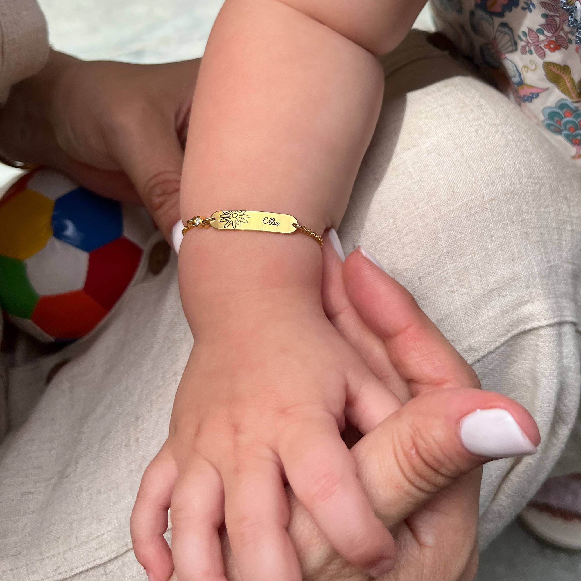 Pulsera Lyla con Nombre de Bebé con Flor y Piedra de Nacimiento en Chapa de Oro-2 Pulsera Lyla con Nombre de Bebé con Flor y Piedra de Nacimiento en Chapa de Oro-2 foto de producto