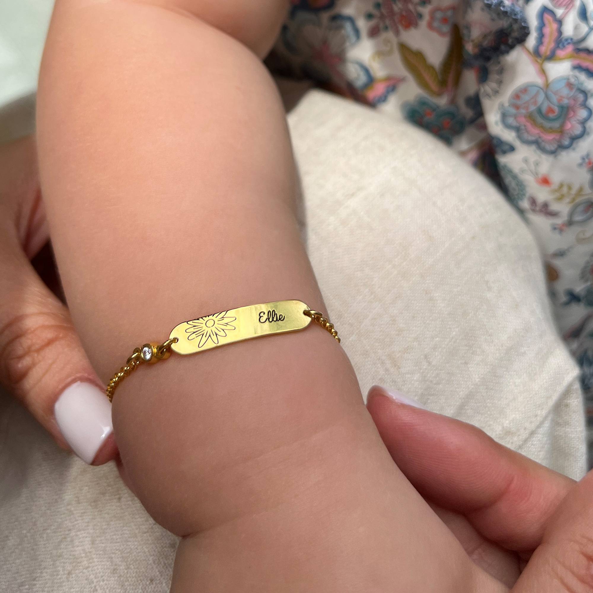 Pulsera Lyla con Nombre de Bebé con Flor y Piedra de Nacimiento en Vermeil de Oro-4 Pulsera Lyla con Nombre de Bebé con Flor y Piedra de Nacimiento en Vermeil de Oro-4 foto de producto