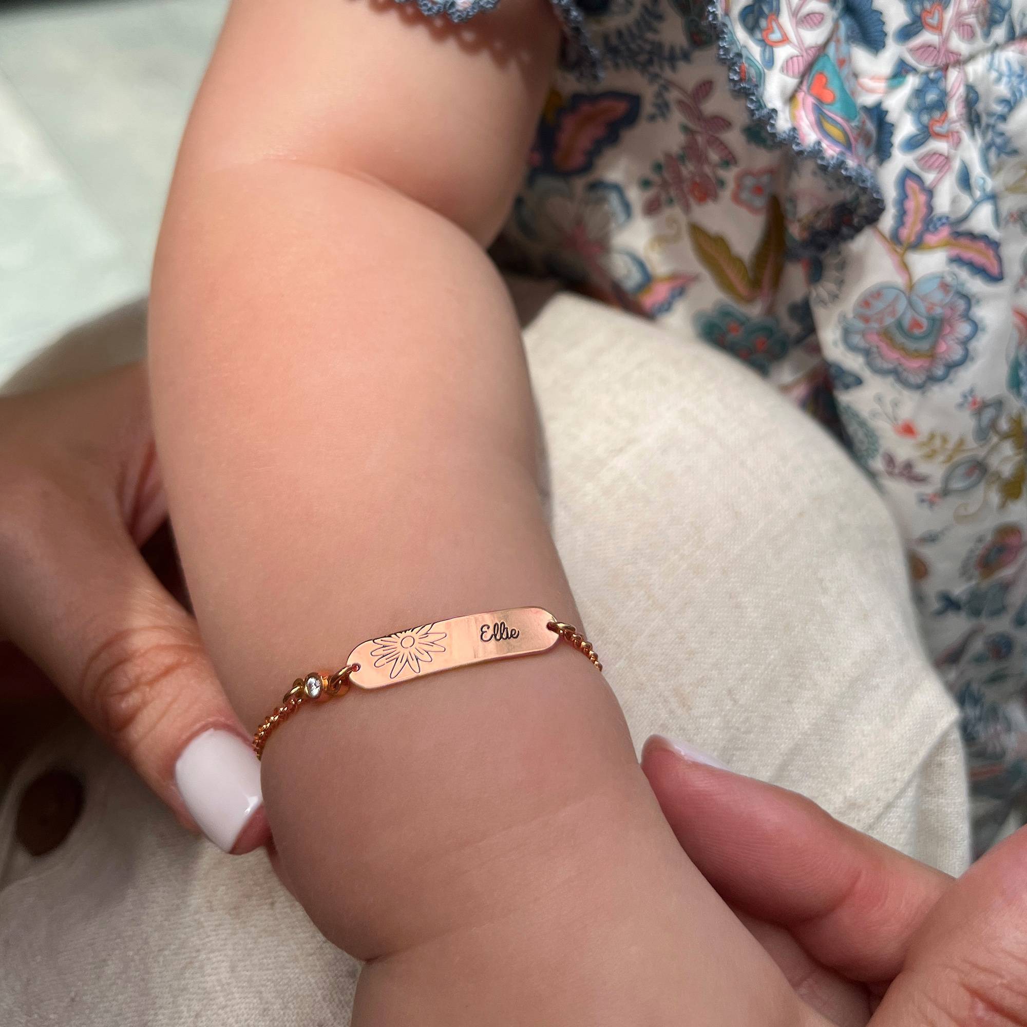 Pulsera Lyla con Nombre de Bebé con Flor y Piedra de Nacimiento en Chapa de Oro Rosa-4 Pulsera Lyla con Nombre de Bebé con Flor y Piedra de Nacimiento en Chapa de Oro Rosa-4 foto de producto