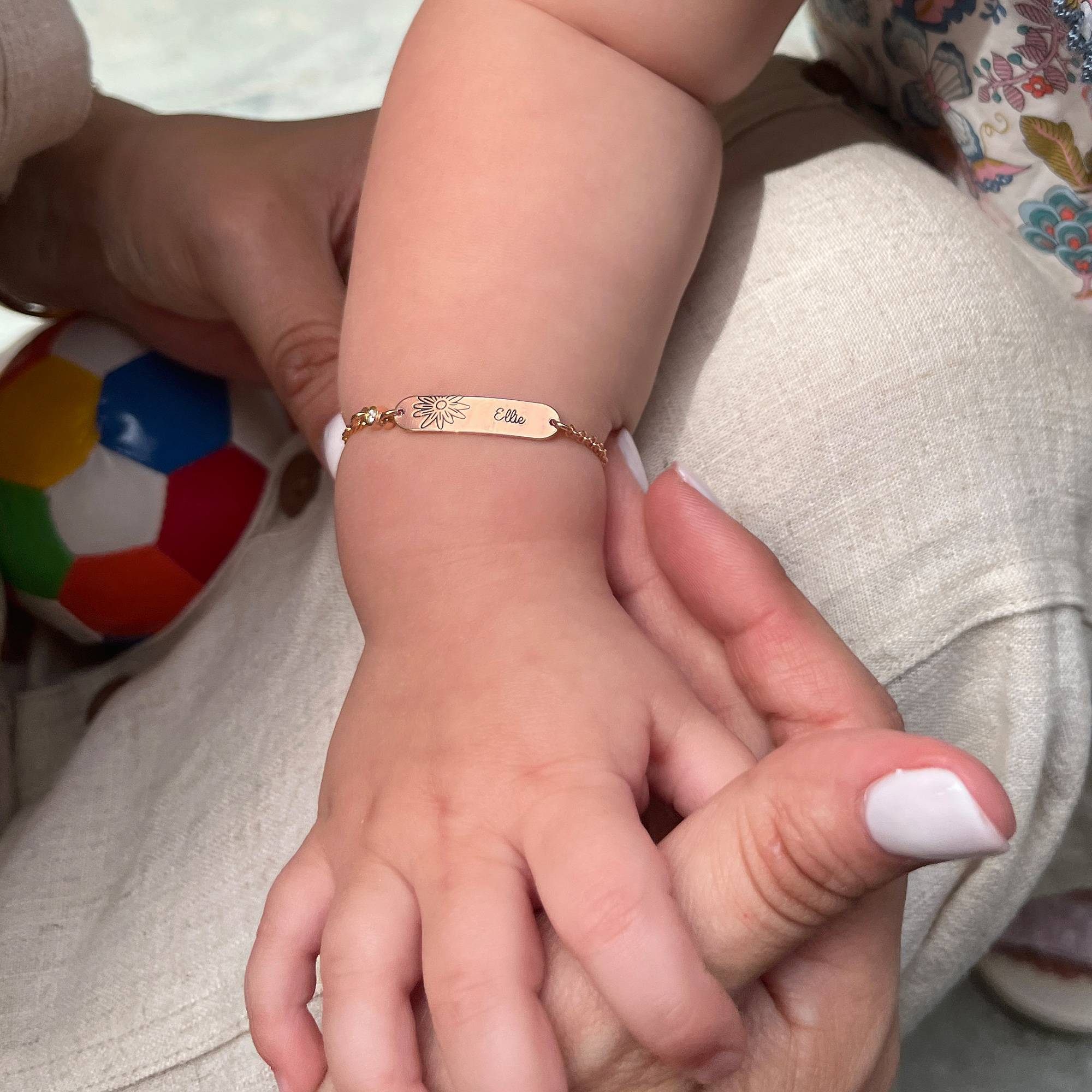 Pulsera Lyla con Nombre de Bebé con Flor y Piedra de Nacimiento en Chapa de Oro Rosa-2 Pulsera Lyla con Nombre de Bebé con Flor y Piedra de Nacimiento en Chapa de Oro Rosa-2 foto de producto