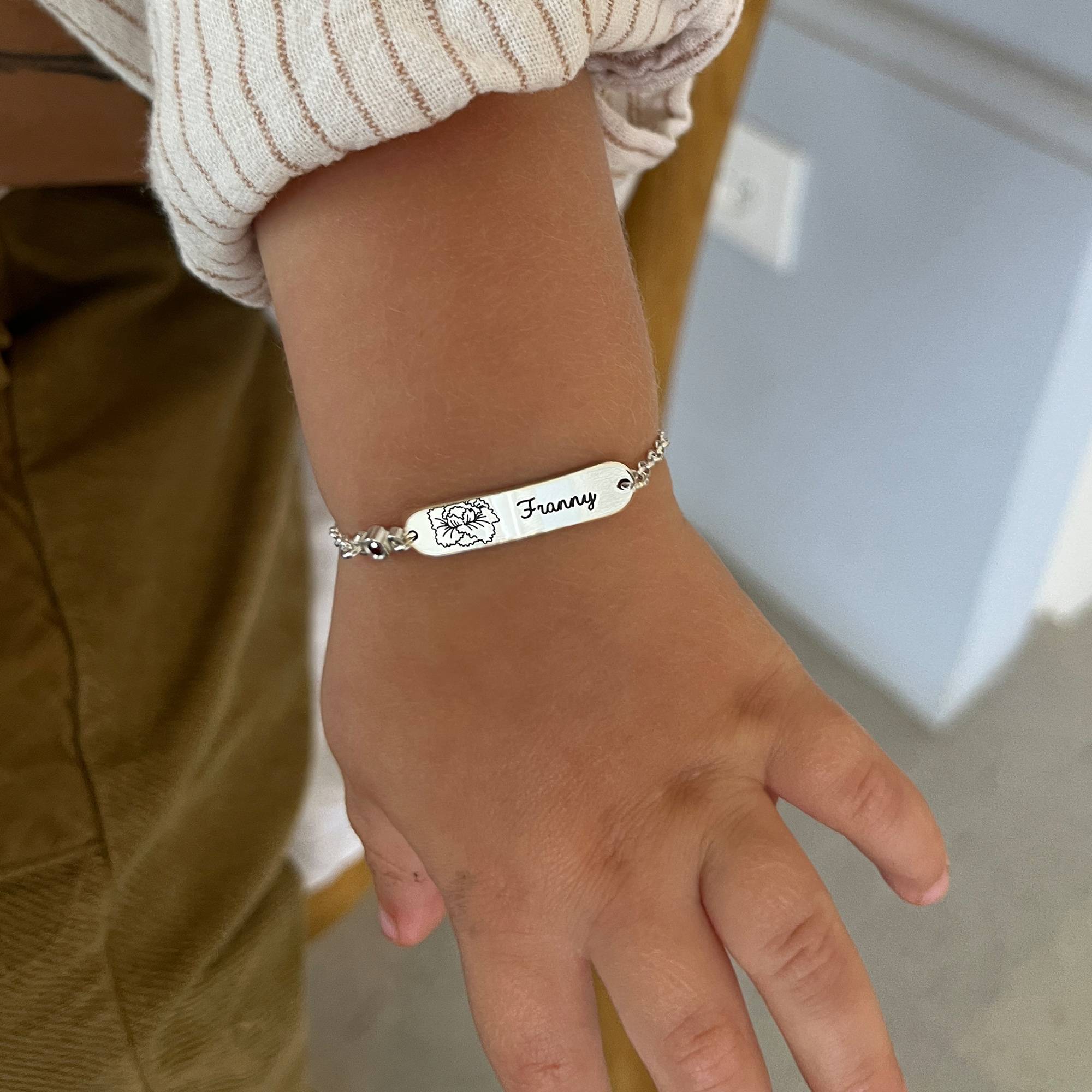 Pulsera Lyla con Nombre de Bebé con Flor y Piedra de Nacimiento en Plata Esterlina-1 foto de producto
