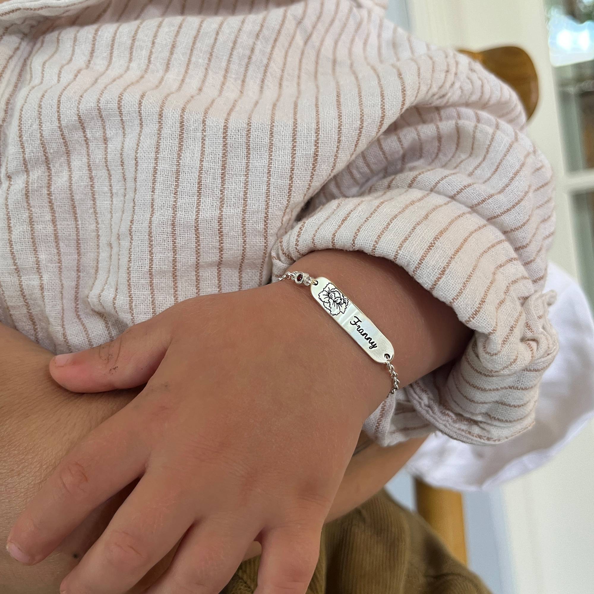 Pulsera Lyla con Nombre de Bebé con Flor y Piedra de Nacimiento en Plata Esterlina-4 foto de producto