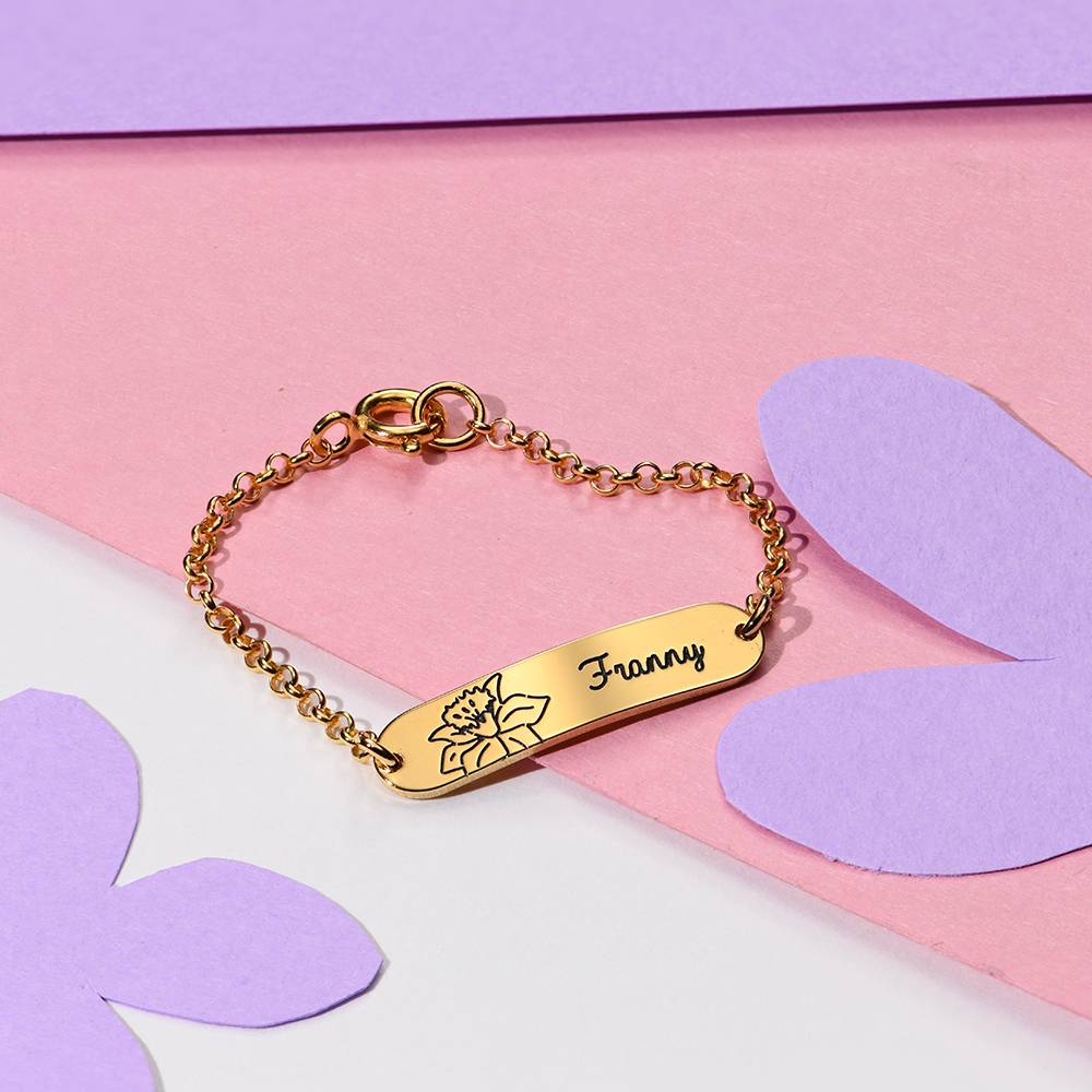 Pulsera Lyla con Nombre de Bebé con Flor de Nacimiento en Chapa de Oro-3 Pulsera Lyla con Nombre de Bebé con Flor de Nacimiento en Chapa de Oro-3 foto de producto