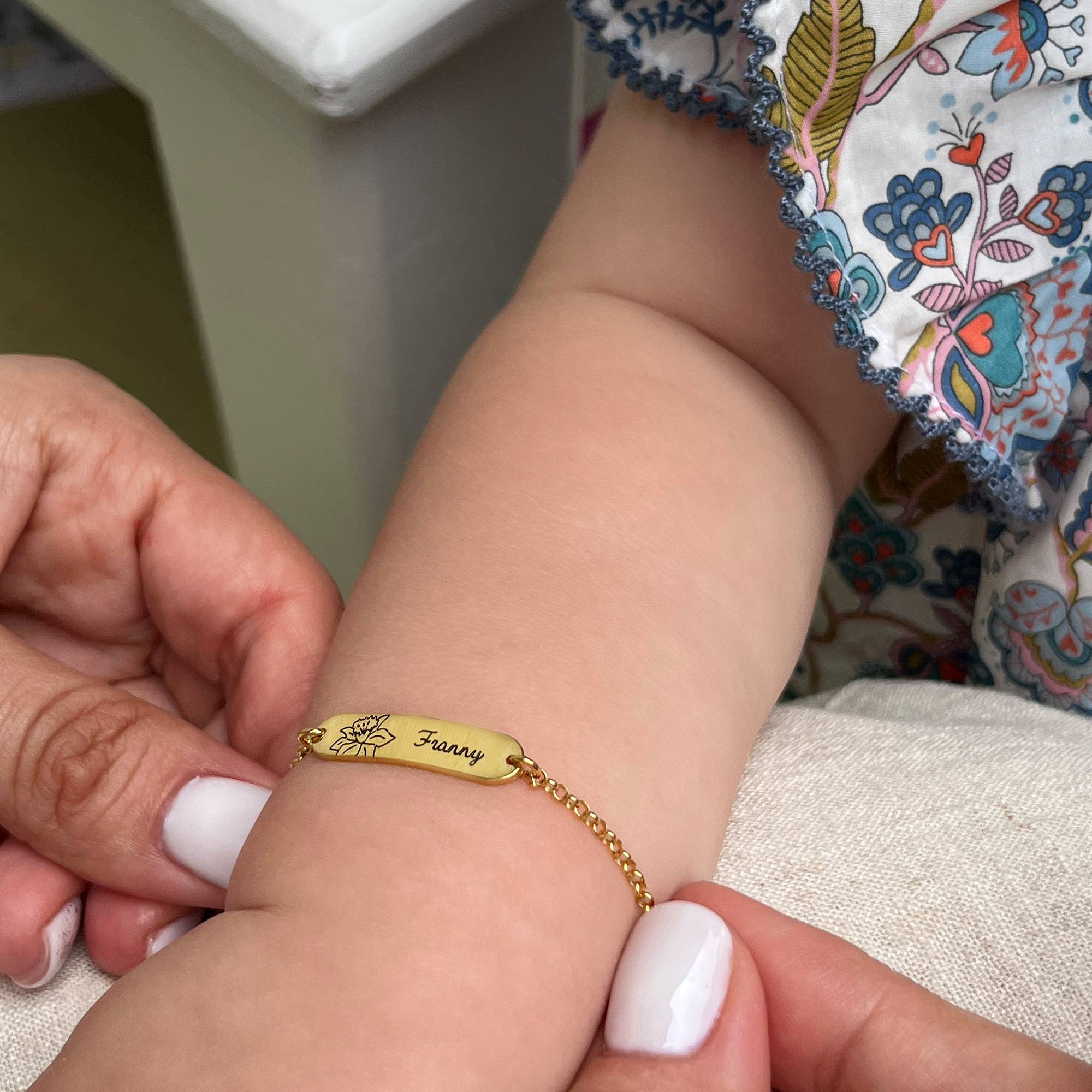 Pulsera Lyla con Nombre de Bebé con Flor de Nacimiento en Vermeil de Oro-3 Pulsera Lyla con Nombre de Bebé con Flor de Nacimiento en Vermeil de Oro-3 foto de producto