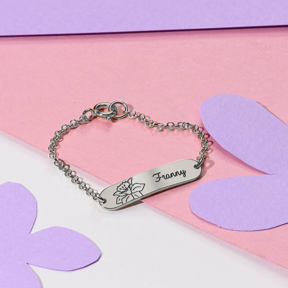 Pulsera Lyla con Nombre de Bebé con Flor de Nacimiento en Plata Esterlina-3 Pulsera Lyla con Nombre de Bebé con Flor de Nacimiento en Plata Esterlina-3 foto de producto