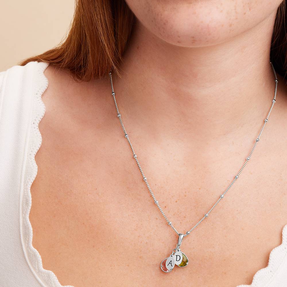 Collar de Caída Iniciales con Piedra de Nacimiento Marlotte en Plata-5 Collar de Caída Iniciales con Piedra de Nacimiento Marlotte en Plata-5 foto de producto