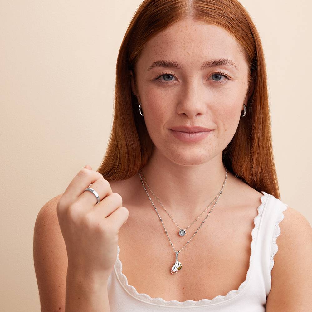 Collar de Caída Iniciales con Piedra de Nacimiento Marlotte en Plata-6 Collar de Caída Iniciales con Piedra de Nacimiento Marlotte en Plata-6 foto de producto