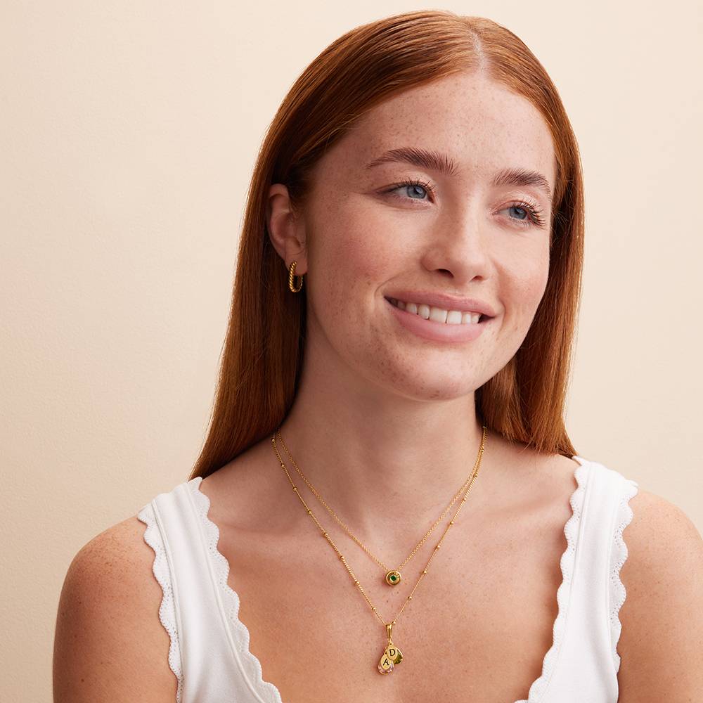 Collar de Caída Iniciales con Piedra de Nacimiento Marlotte en Baño de Oro-6 Collar de Caída Iniciales con Piedra de Nacimiento Marlotte en Baño de Oro-6 foto de producto