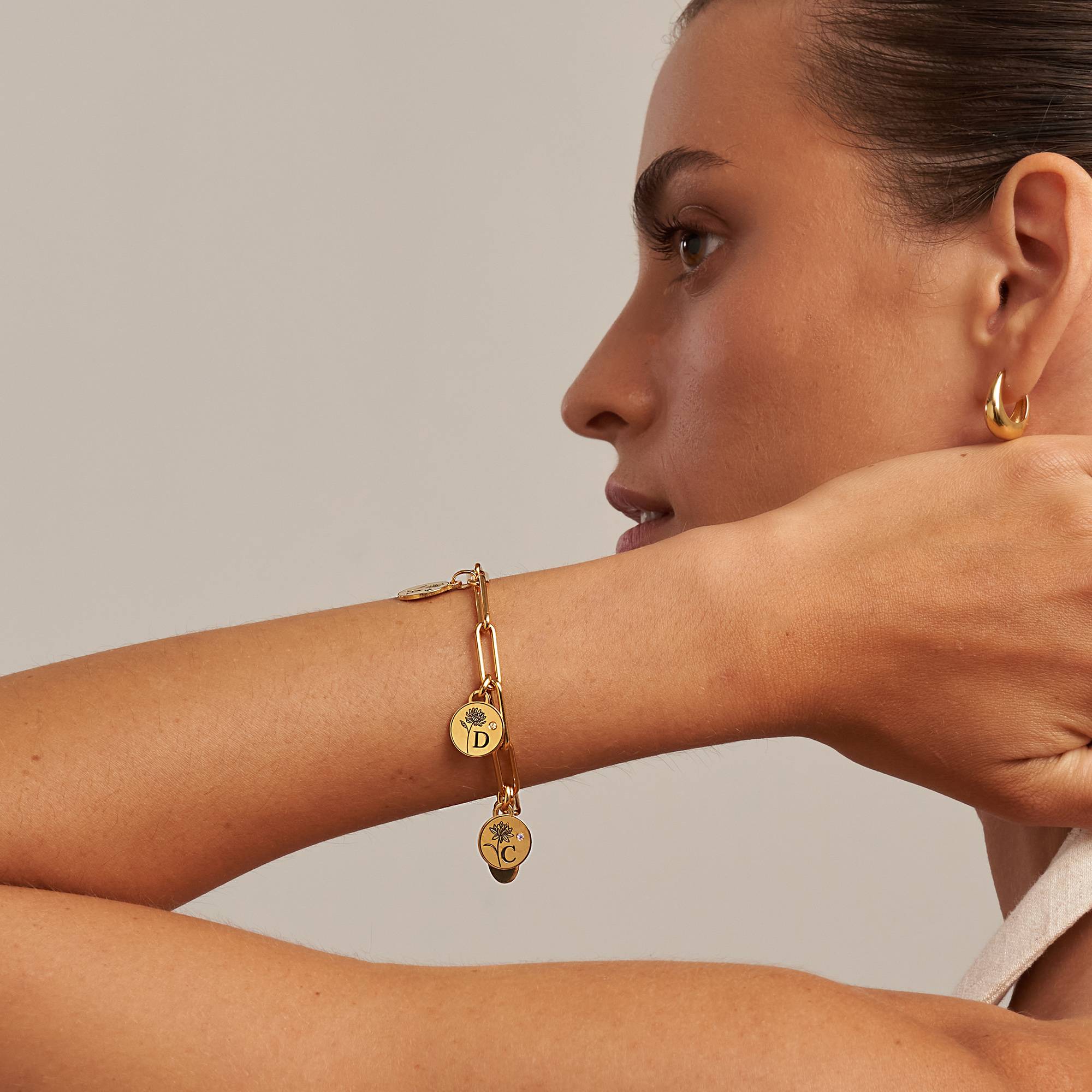 Pulsera con Iniciales, Flores y Piedras de Nacimiento en Vermeil de Oro-6 Pulsera con Iniciales, Flores y Piedras de Nacimiento en Vermeil de Oro-6 foto de producto