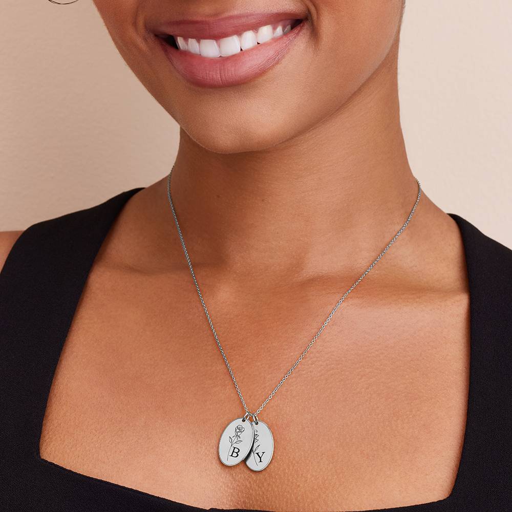 Collar con Inicial y Flor de Nacimiento Grabados en Plata Esterlina-4 Collar con Inicial y Flor de Nacimiento Grabados en Plata Esterlina-4 foto de producto