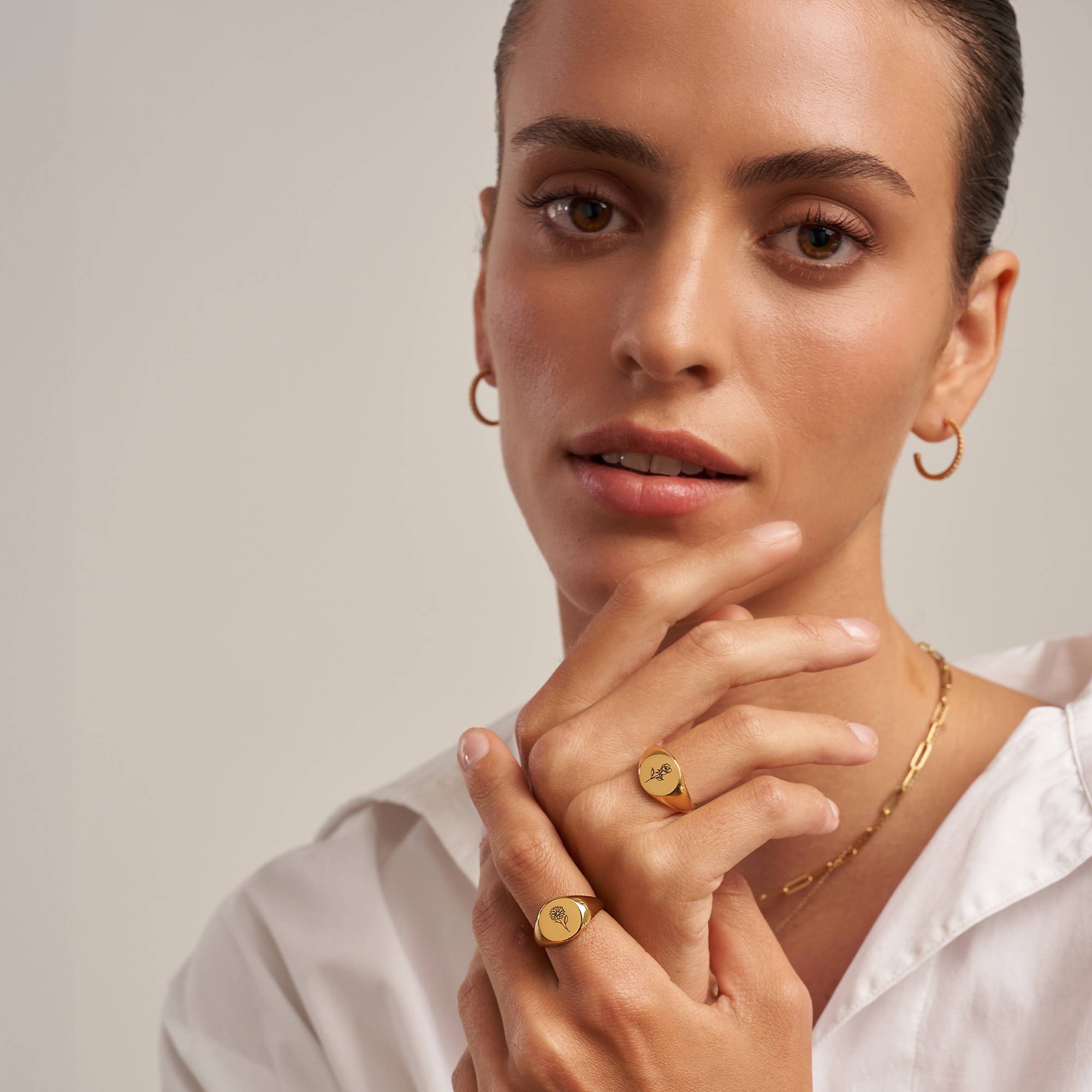 Anillo Sello con Flor de Nacimiento en Chapa de Oro-3 Anillo Sello con Flor de Nacimiento en Chapa de Oro-3 foto de producto