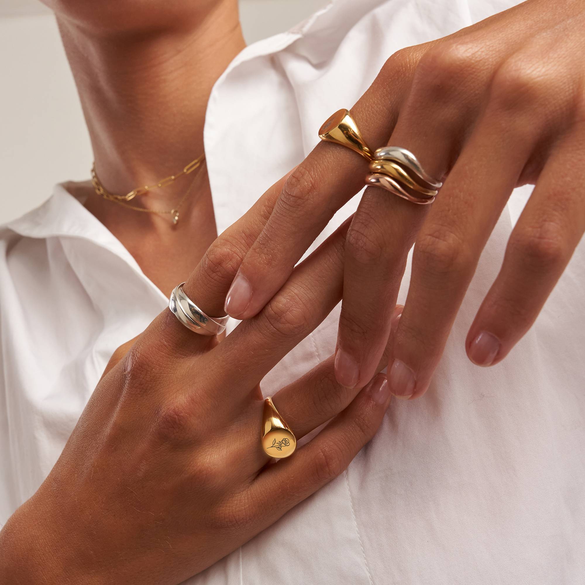 Anillo Sello con Flor de Nacimiento en Chapa de Oro-4 Anillo Sello con Flor de Nacimiento en Chapa de Oro-4 foto de producto