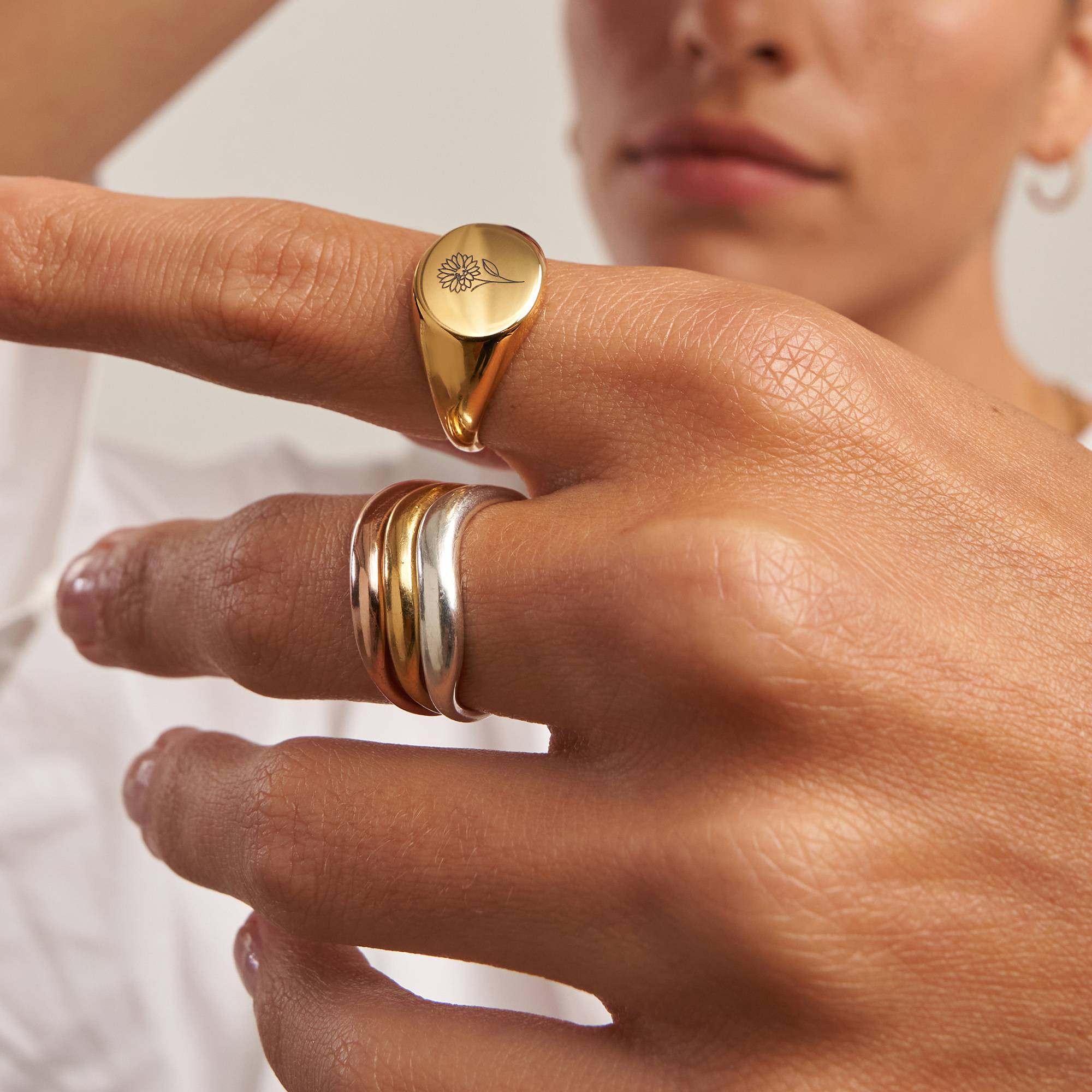 Anillo Sello con Flor de Nacimiento en Vermeil de Oro-3 Anillo Sello con Flor de Nacimiento en Vermeil de Oro-3 foto de producto