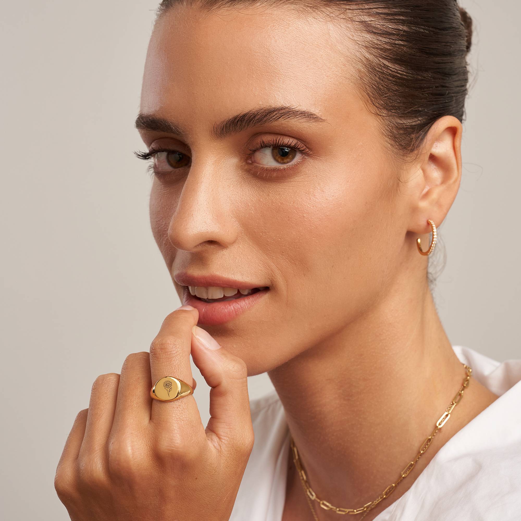Anillo Sello con Flor de Nacimiento en Vermeil de Oro-2 Anillo Sello con Flor de Nacimiento en Vermeil de Oro-2 foto de producto