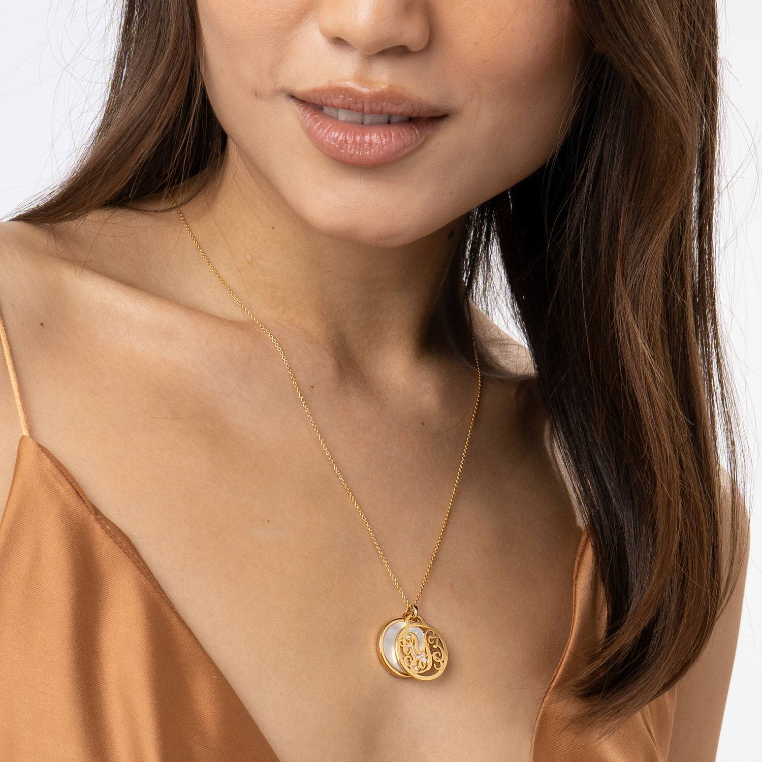 Collar Monograma con Piedra Semipreciosa en Chapa de Oro-7 Collar Monograma con Piedra Semipreciosa en Chapa de Oro-7 foto de producto