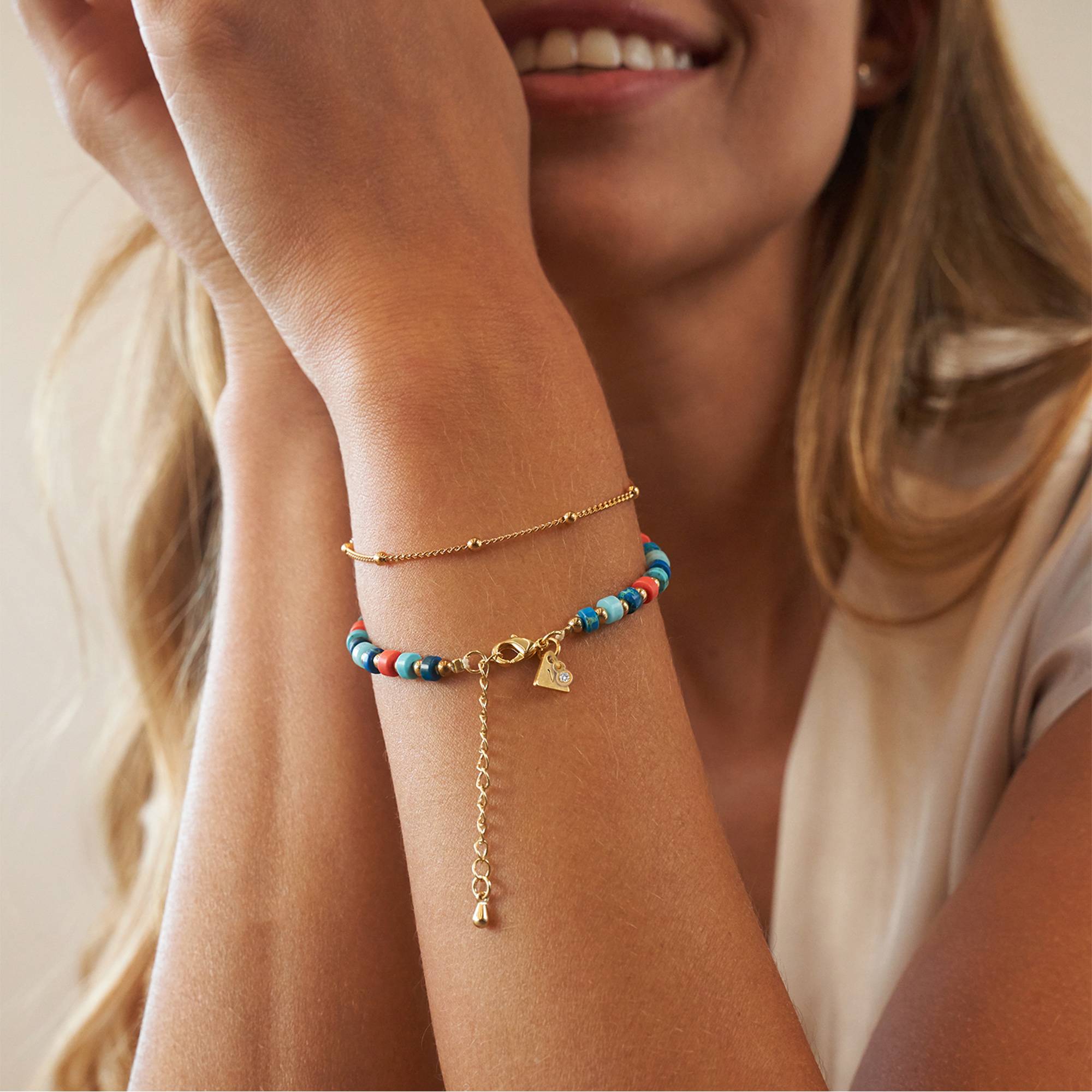 Pulsera / Tobillera de Cuentas en Capas del Pacífico con Iniciales y 0.05ct Diamantes en Baño de Oro-4 Pulsera / Tobillera de Cuentas en Capas del Pacífico con Iniciales y 0.05ct Diamantes en Baño de Oro-4 foto de producto