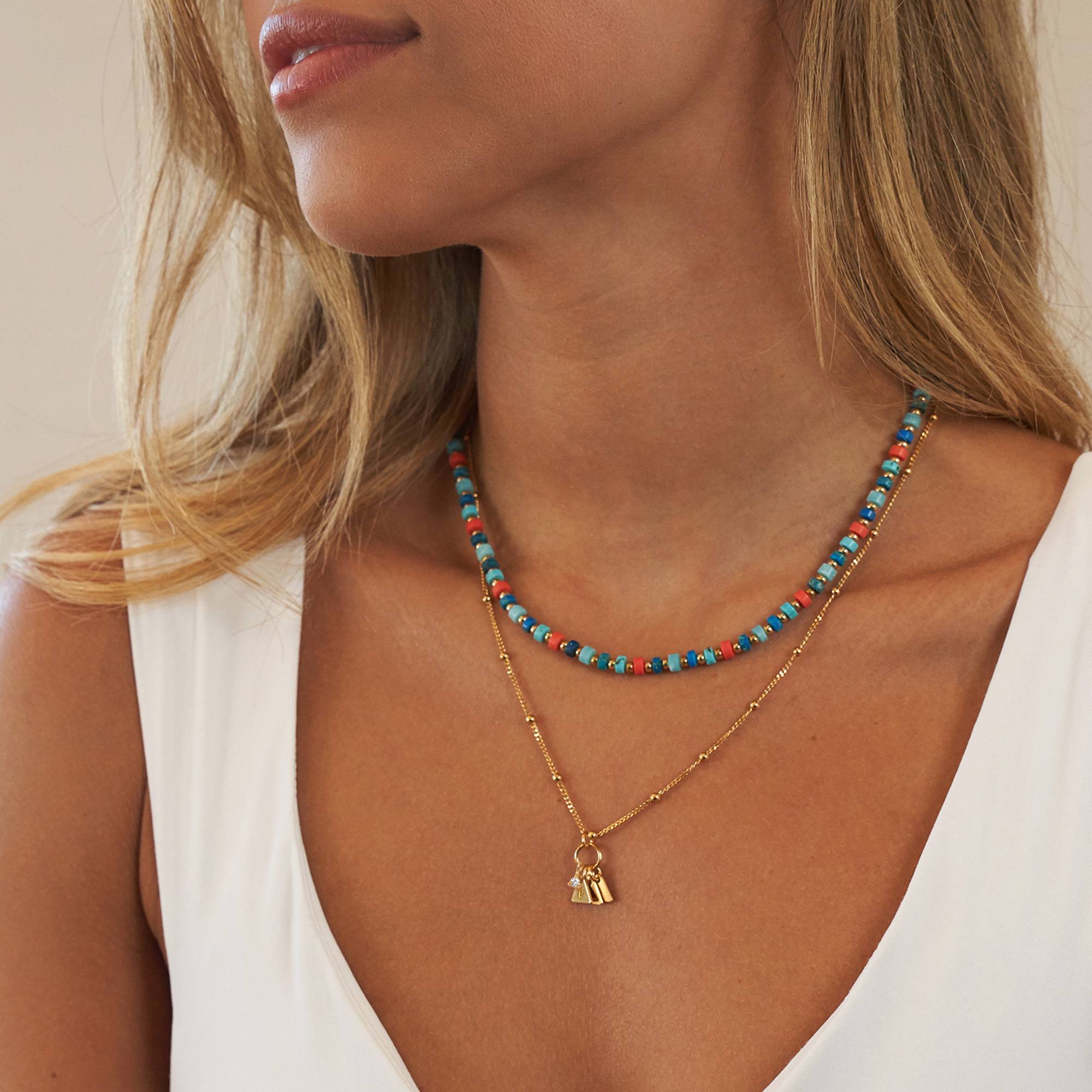 Collar de Cuentas en Capas del Pacífico con Iniciales y 0.10ct Diamantes en Chapa de Oro-4 Collar de Cuentas en Capas del Pacífico con Iniciales y 0.10ct Diamantes en Chapa de Oro-4 foto de producto