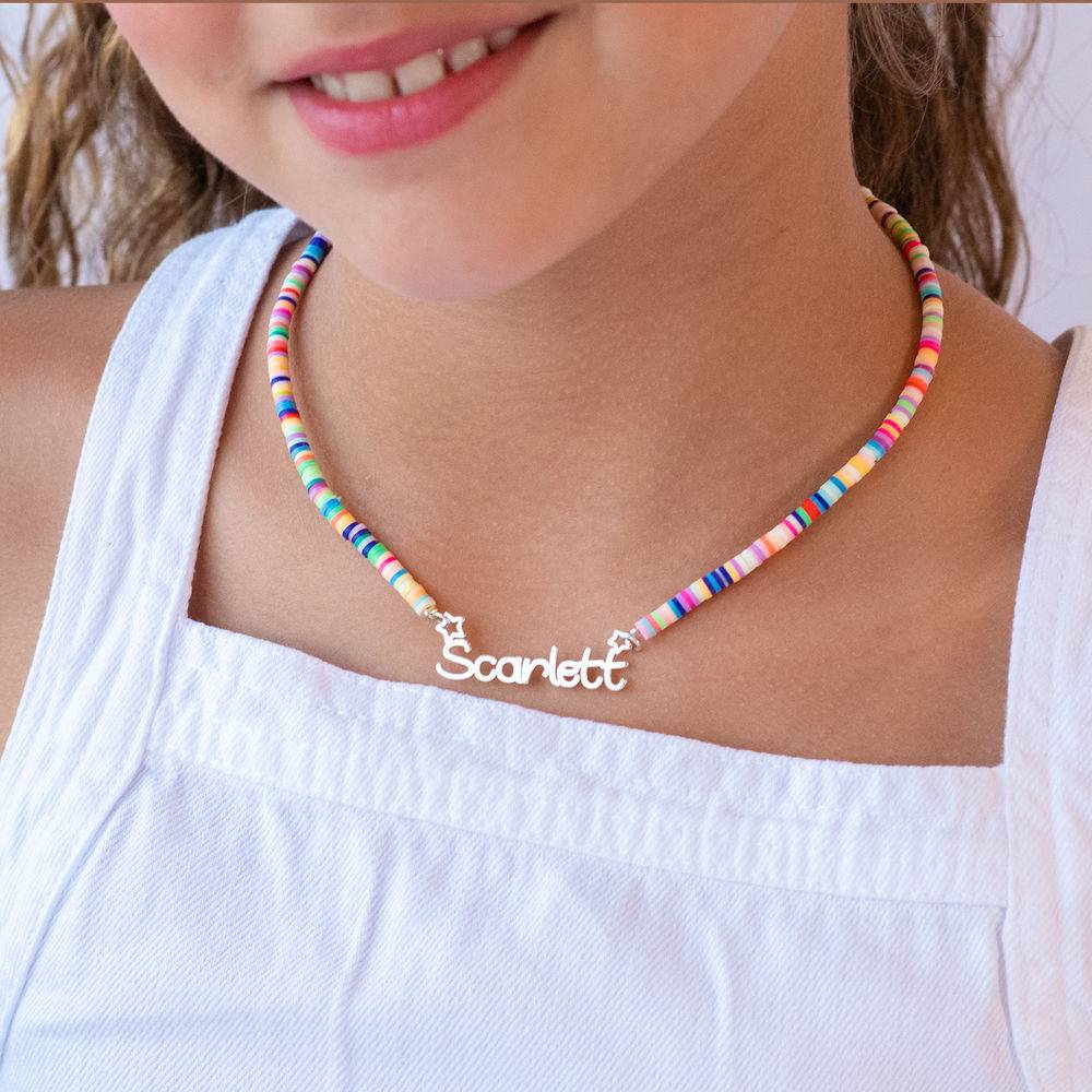 Collar con Nombre de Niña con Cuentas de Mágica Arcoíris en Plata - Version-2 Collar con Nombre de Niña con Cuentas de Mágica Arcoíris en Plata - Version-2 foto de producto