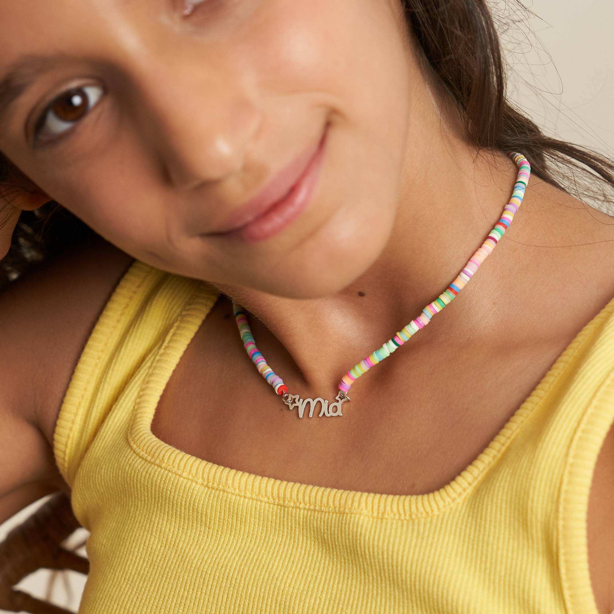 Collar con Nombre de Niña con Cuentas de Mágica Arcoíris en Plata Esterlina-3 foto de producto