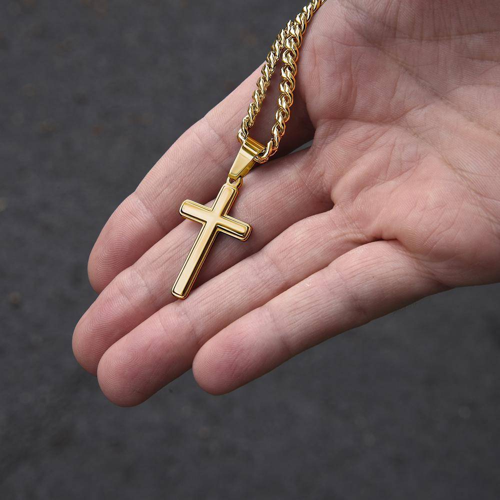Collar Cruz Grabada con Cadena Cubana en Acero Inoxidable Chapado en Oro-3 Collar Cruz Grabada con Cadena Cubana en Acero Inoxidable Chapado en Oro-3 foto de producto