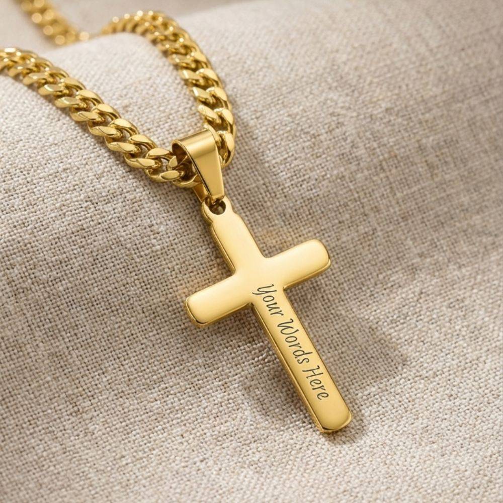 Collar Cruz Grabada con Cadena Cubana en Acero Inoxidable Chapado en Oro-4 Collar Cruz Grabada con Cadena Cubana en Acero Inoxidable Chapado en Oro-4 foto de producto